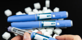 ინსულინი: სიცოცხლისთვის აუცილებელი ჰორმონი – ყველაფერი მისი ფუნქციისა და მნიშვნელობის შესახებ ozempic insulin injection pen dark background diabetics weight loss