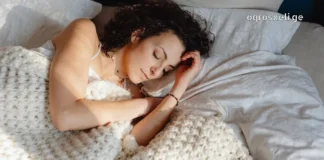 ხუჭუჭთმიანი ქალი მშვიდად სძინავს თეთრ ლოგინში და სიზმრებს ხედავს